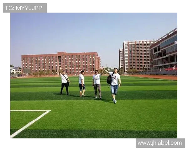 当年绿茵场上光芒万丈如今镜头定格泪水与思念