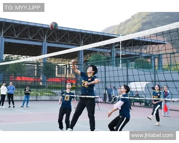 绿茵场上优雅奔跑的文艺球星光影瞬间定格 绿茵场上优雅奔跑的文艺球星光影瞬间定格