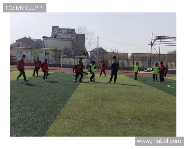 足球星辰闪耀:从梦想起步到荣耀巅峰的坚持与奋斗 足球星辰闪耀:从梦想起步到荣耀巅峰的坚持与奋斗