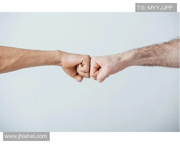 与足球巨星零距离碰拳瞬间 感受全场震撼与激情碰撞 与足球巨星零距离碰拳瞬间 感受全场震撼与激情碰撞