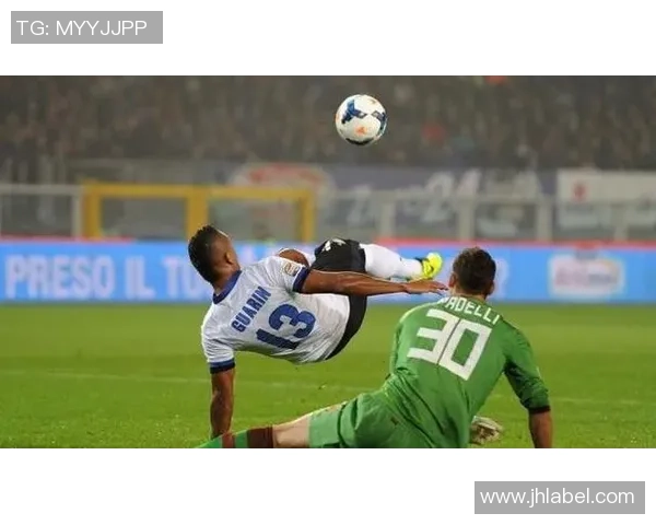 足球球星高速带球突破展现速度与技巧的巅峰对抗瞬间